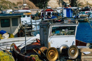 Santorini Adası, Yunanistan - 08 Ekim 2021 Yunanistan 'daki Santorini adasının limanına demir atmış balıkçı teknesi