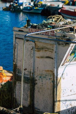 Santorini Adası, Yunanistan - 08 Ekim 2021 Yunanistan 'daki Santorini adasının limanına demir atmış balıkçı teknesi