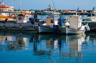 Santorini Adası, Yunanistan - 08 Ekim 2021 Yunanistan 'daki Santorini adasının limanına demir atmış balıkçı teknesi