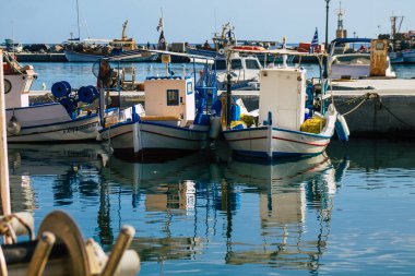 Santorini Adası, Yunanistan - 08 Ekim 2021 Yunanistan 'daki Santorini adasının limanına demir atmış balıkçı teknesi