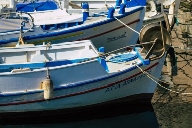 Santorini Adası, Yunanistan - 08 Ekim 2021 Yunanistan 'daki Santorini adasının limanına demir atmış balıkçı teknesi