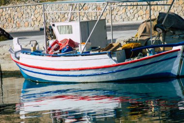 Santorini Adası, Yunanistan - 08 Ekim 2021 Yunanistan 'daki Santorini adasının limanına demir atmış balıkçı teknesi