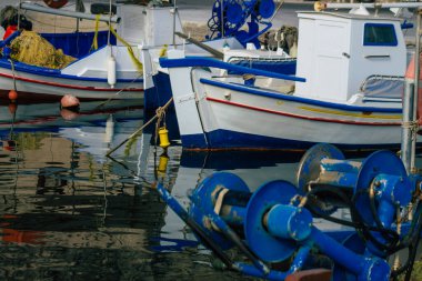 Santorini Adası, Yunanistan - 08 Ekim 2021 Yunanistan 'daki Santorini adasının limanına demir atmış balıkçı teknesi