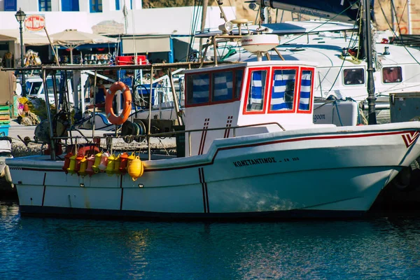 Santorini Eiland Griekenland Oktober 2021 Visboot Afgemeerd Haven Van Het — Stockfoto