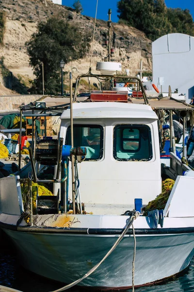 Santorini Adası, Yunanistan - 08 Ekim 2021 Yunanistan 'daki Santorini adasının limanına demir atmış balıkçı teknesi