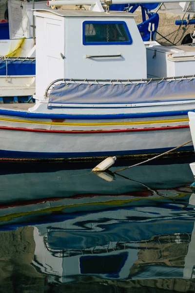 Santorini Ilha Grécia Outubro 2021 Barco Peixe Ancorado Porto Ilha — Fotografia de Stock