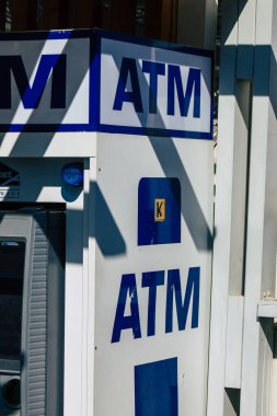 Santorini, Fira, Yunanistan - 10 Ekim 2021 ATM Fira sokaklarında, sembolik bir şehir ve Santorini adasının başkenti