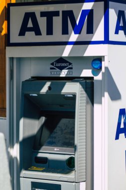 Santorini, Fira, Yunanistan - 10 Ekim 2021 ATM Fira sokaklarında, sembolik bir şehir ve Santorini adasının başkenti