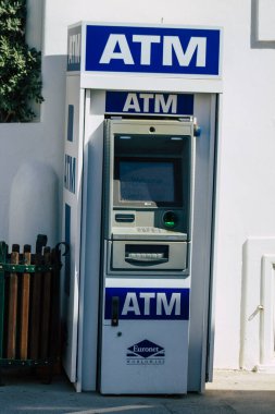 Santorini, Fira, Yunanistan - 10 Ekim 2021 ATM Fira sokaklarında, sembolik bir şehir ve Santorini adasının başkenti