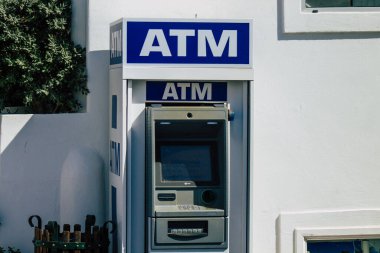 Santorini, Fira, Yunanistan - 10 Ekim 2021 ATM Fira sokaklarında, sembolik bir şehir ve Santorini adasının başkenti
