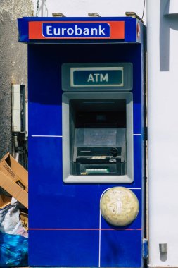 Santorini, Fira, Yunanistan - 10 Ekim 2021 ATM Fira sokaklarında, sembolik bir şehir ve Santorini adasının başkenti