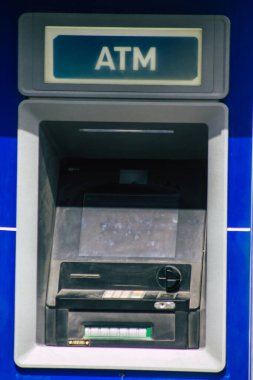 Santorini, Fira, Yunanistan - 10 Ekim 2021 ATM Fira sokaklarında, sembolik bir şehir ve Santorini adasının başkenti
