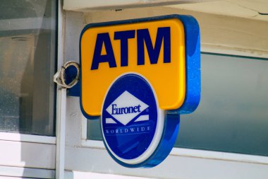 Santorini, Fira, Yunanistan - 10 Ekim 2021 ATM Fira sokaklarında, sembolik bir şehir ve Santorini adasının başkenti