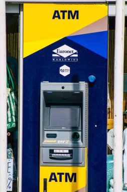 Santorini, Fira, Yunanistan - 10 Ekim 2021 ATM Fira sokaklarında, sembolik bir şehir ve Santorini adasının başkenti