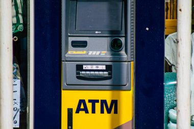 Santorini, Fira, Yunanistan - 10 Ekim 2021 ATM Fira sokaklarında, sembolik bir şehir ve Santorini adasının başkenti