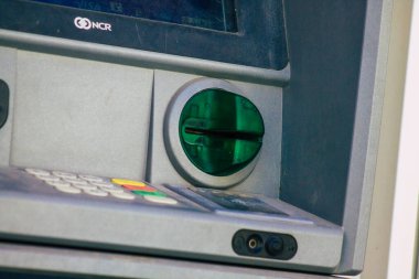 Santorini, Fira, Yunanistan - 10 Ekim 2021 ATM Fira sokaklarında, sembolik bir şehir ve Santorini adasının başkenti