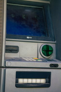 Santorini, Fira, Yunanistan - 10 Ekim 2021 ATM Fira sokaklarında, sembolik bir şehir ve Santorini adasının başkenti