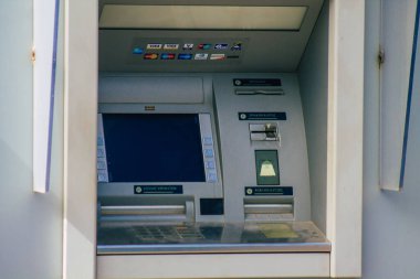 Santorini, Fira, Yunanistan - 10 Ekim 2021 ATM Fira sokaklarında, sembolik bir şehir ve Santorini adasının başkenti