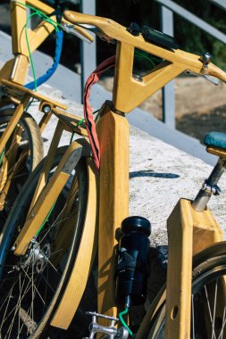 Santorini, Perissa, Yunanistan - 10 Ekim 2021 Kısa süreler için kiralanabilir bisikletler, genellikle birkaç saatliğine, Perissa kasabasındaki plajın önünde park edilmiş.