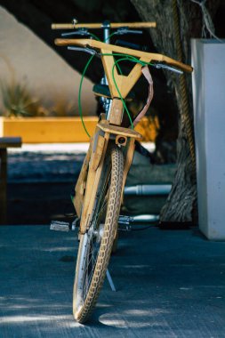 Santorini, Perissa, Yunanistan - 10 Ekim 2021 Kısa süreler için kiralanabilir bisikletler, genellikle birkaç saatliğine, Perissa kasabasındaki plajın önünde park edilmiş.