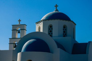 Santorini Adası, Yunanistan - 10 Ekim 2021 Geleneksel Ortodoks Kilisesi Santorini 'deki bu adanın tipik kilisesi