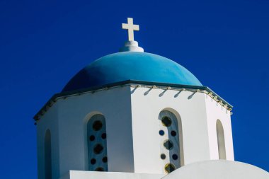 Santorini Adası, Yunanistan - 10 Ekim 2021 Geleneksel Ortodoks Kilisesi Santorini 'deki bu adanın tipik kilisesi