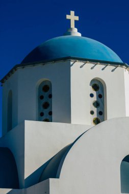Santorini Adası, Yunanistan - 10 Ekim 2021 Geleneksel Ortodoks Kilisesi Santorini 'deki bu adanın tipik kilisesi