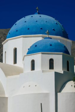 Santorini Adası, Yunanistan - 10 Ekim 2021 Geleneksel Ortodoks Kilisesi Santorini 'deki bu adanın tipik kilisesi