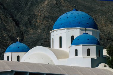 Santorini Adası, Yunanistan - 10 Ekim 2021 Geleneksel Ortodoks Kilisesi Santorini 'deki bu adanın tipik kilisesi