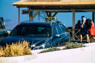 Santorini Adası, Yunanistan - 10 Ekim 2021 Coronavirus salgını sırasında Santorini sokaklarında araba sürmek, maske takmak zorunludur