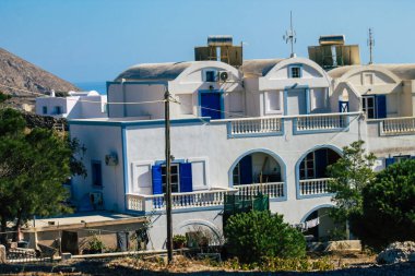 Santorini Adası, Yunanistan - 11 Ekim 2021 Geleneksel Yunan Beyaz Sarayı Santorini 'nin antik aktif yanardağında bu adanın tipik yapısı