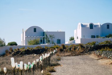 Santorini Adası, Yunanistan - 11 Ekim 2021 Geleneksel Yunan Beyaz Sarayı Santorini 'nin antik aktif yanardağında bu adanın tipik yapısı