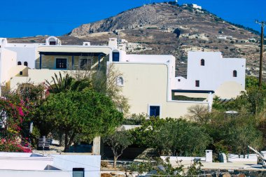 Santorini Adası, Yunanistan - 11 Ekim 2021 Geleneksel Yunan Beyaz Sarayı Santorini 'nin antik aktif yanardağında bu adanın tipik yapısı