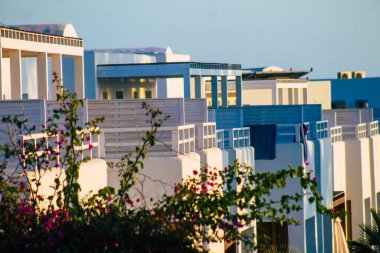 Santorini Adası, Yunanistan - 11 Ekim 2021 Geleneksel Yunan Beyaz Sarayı Santorini 'nin antik aktif yanardağında bu adanın tipik yapısı