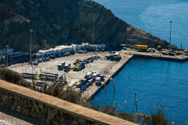 Santorini, Fira, Yunanistan - 08 Ekim 2021 Santorini Adası yakınlarındaki limanın havadan çekilmiş fotoğrafı, insanlar adalar arasında tekneler kullanarak seyahat ediyorlar.