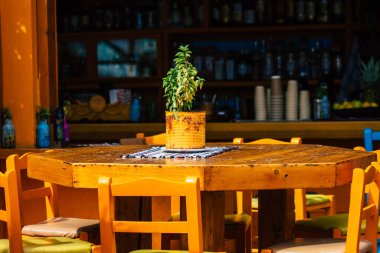 Santorini Adası, Perissa, Yunanistan - 12 Ekim 2021 Tranquilo Bar restoranı Yunanistan 'ın sahil kenti Perissa' da Santorini Adası 'nın güney kıyısında yer alan sahil kenti önünde