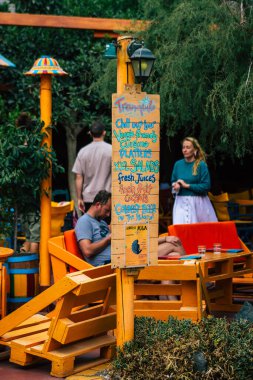 Santorini Adası, Perissa, Yunanistan - 12 Ekim 2021 Tranquilo Bar restoranı Yunanistan 'ın sahil kenti Perissa' da Santorini Adası 'nın güney kıyısında yer alan sahil kenti önünde