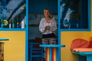 Santorini Adası, Perissa, Yunanistan - 12 Ekim 2021 Tranquilo Bar restoranı Yunanistan 'ın sahil kenti Perissa' da Santorini Adası 'nın güney kıyısında yer alan sahil kenti önünde