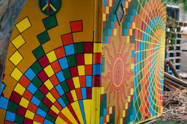 Santorini Adası, Perissa, Yunanistan - 12 Ekim 2021 Tranquilo Bar restoranı Yunanistan 'ın sahil kenti Perissa' da Santorini Adası 'nın güney kıyısında yer alan sahil kenti önünde