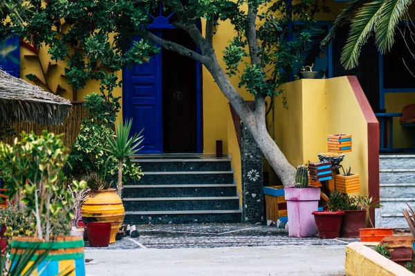 Santorini Adası, Perissa, Yunanistan - 12 Ekim 2021 Tranquilo Bar restoranı Yunanistan 'ın sahil kenti Perissa' da Santorini Adası 'nın güney kıyısında yer alan sahil kenti önünde
