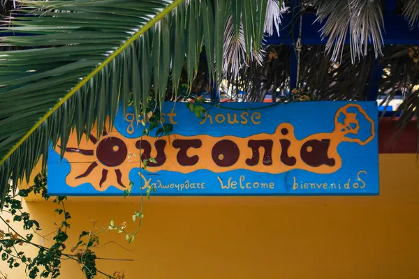 Santorini Adası, Perissa, Yunanistan - 12 Ekim 2021 Tranquilo Bar restoranı Yunanistan 'ın sahil kenti Perissa' da Santorini Adası 'nın güney kıyısında yer alan sahil kenti önünde