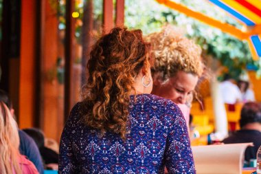 Santorini Adası, Perissa, Yunanistan - 12 Ekim 2021 Tranquilo Bar restoranı Yunanistan 'ın sahil kenti Perissa' da Santorini Adası 'nın güney kıyısında yer alan sahil kenti önünde