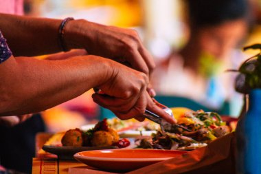 Santorini Adası, Perissa, Yunanistan - 12 Ekim 2021 Tranquilo Bar restoranı Yunanistan 'ın sahil kenti Perissa' da Santorini Adası 'nın güney kıyısında yer alan sahil kenti önünde