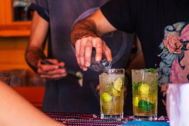 Santorini Adası, Perissa, Yunanistan - 12 Ekim 2021 Tranquilo Bar restoranı Yunanistan 'ın sahil kenti Perissa' da Santorini Adası 'nın güney kıyısında yer alan sahil kenti önünde