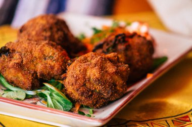 Santorini Adası, Perissa, Yunanistan - 12 Ekim 2021 Tranquilo Bar restoranı Yunanistan 'ın sahil kenti Perissa' da Santorini Adası 'nın güney kıyısında yer alan sahil kenti önünde