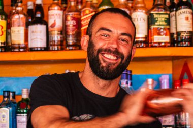 Santorini Adası, Perissa, Yunanistan - 12 Ekim 2021 Tranquilo Bar restoranı Yunanistan 'ın sahil kenti Perissa' da Santorini Adası 'nın güney kıyısında yer alan sahil kenti önünde