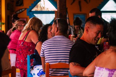Santorini Adası, Perissa, Yunanistan - 12 Ekim 2021 Tranquilo Bar restoranı Yunanistan 'ın sahil kenti Perissa' da Santorini Adası 'nın güney kıyısında yer alan sahil kenti önünde