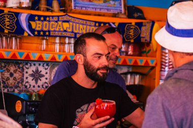 Santorini Adası, Perissa, Yunanistan - 12 Ekim 2021 Tranquilo Bar restoranı Yunanistan 'ın sahil kenti Perissa' da Santorini Adası 'nın güney kıyısında yer alan sahil kenti önünde