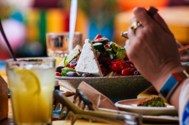 Santorini Adası, Perissa, Yunanistan - 12 Ekim 2021 Tranquilo Bar restoranı Yunanistan 'ın sahil kenti Perissa' da Santorini Adası 'nın güney kıyısında yer alan sahil kenti önünde