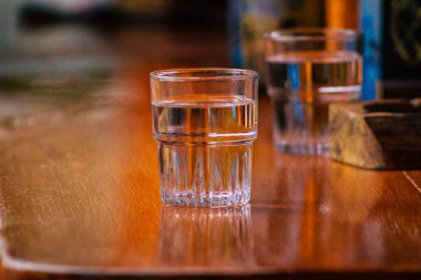 Santorini Adası, Perissa, Yunanistan - 12 Ekim 2021 Tranquilo Bar restoranı Yunanistan 'ın sahil kenti Perissa' da Santorini Adası 'nın güney kıyısında yer alan sahil kenti önünde